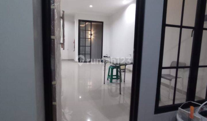 Dijual Rumah baru 2 lantai Taman Royal 3 
Uk 6 x 10 
Kamar mandi 2
Kamar tidur 3
Ruang tamu 
Ruang keluarga di atas
Dapur
Taman kecil di bawah
Parkiran muat 1 mbl kecil
Balkon 
Tempat jemur
Listrik 3500 watt
Air jet pump
Harga 1,5 M nego.
Sertifikat SHM
 2