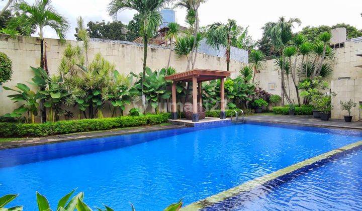 Rumah di Simprug Dengan Halaman Dan Kolam Renang, Jakarta Selatan 2