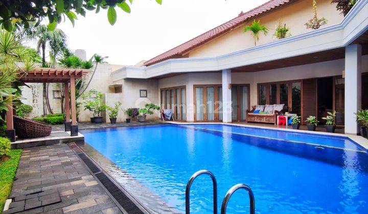 Rumah di Simprug Dengan Halaman Dan Kolam Renang, Jakarta Selatan 1