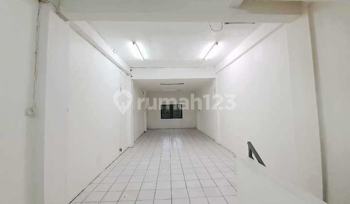 3 Lantai Akses Jalan Raya