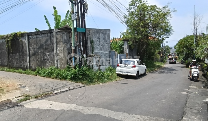 Tanah Strategis Dekat Pantai Memanjang Dapat 2 Jalan Cocok untuk 3 Villa Tanah SHM di Benoa