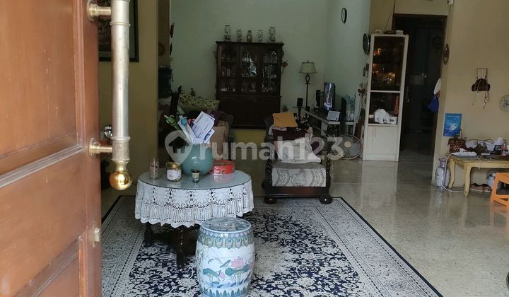 Classic Style Two-Story House 2