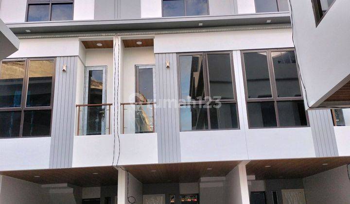 Rumah Modern 3 Lantai di Percetakan Negara Jakarta Pusat 2