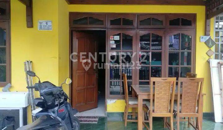tampak depan dijual rumah 2 lantai strategis