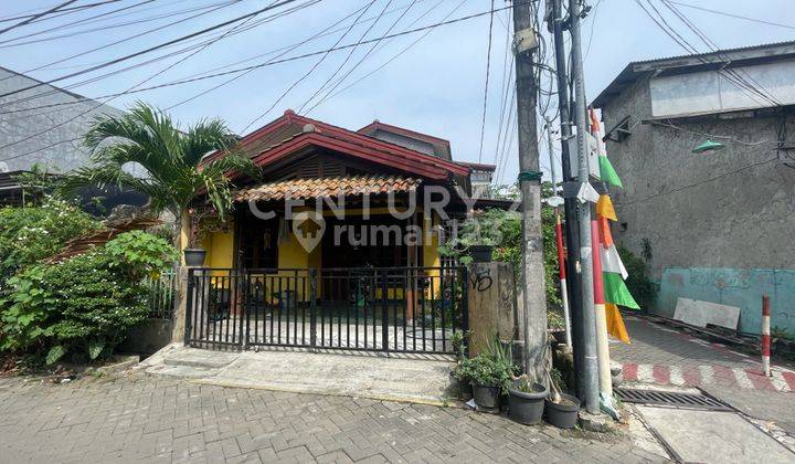 tampak depan dijual rumah 2 lantai strategis