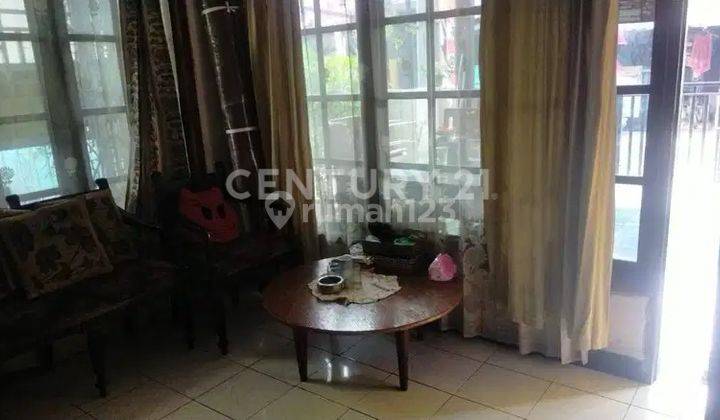 ruang tamu dijual rumah 2 lantai strategis