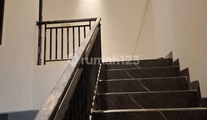 For sale: luxury house on the boulevard of Banjar Wijaya housing estate. 2