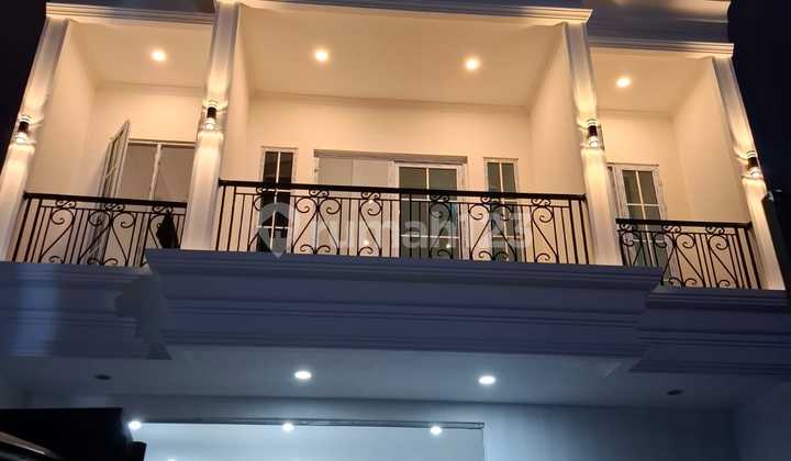 For sale: luxury house on the boulevard of Banjar Wijaya housing estate.