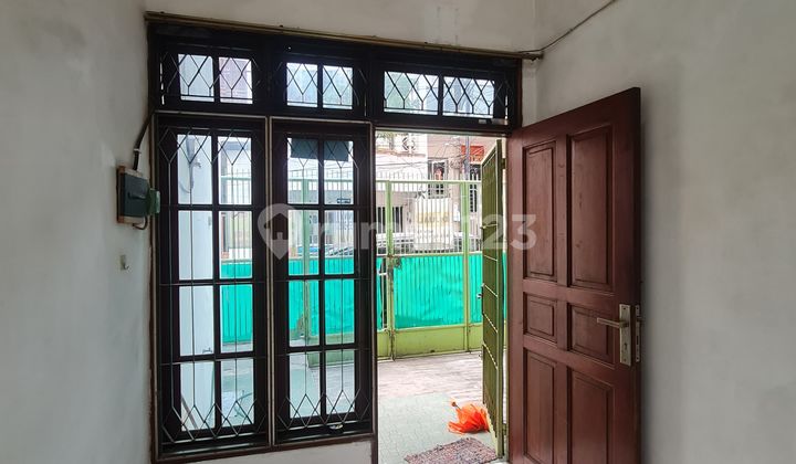 Rumah 2,5 Lantai Di-tengah Kota, Mudah Transportasi Kemanapun Disewakan. 2