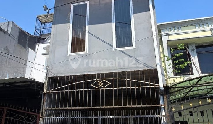 Dijual Rumah 3 Lantai di Taman Surya