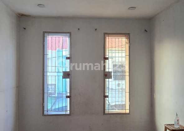 Dijual Rumah 3 Lantai di Taman Surya 2