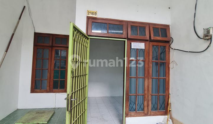Rumah 2,5 Lantai Di-tengah Kota, Mudah Transportasi Kemanapun Disewakan. 1