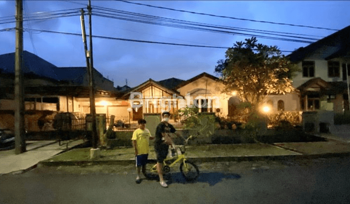 RUMAH ASRI DI DALAM KOMPLEK, DEPAN DANAU, LUAS 600 M², BANGUNAN ORIGINAL DEVELOPER, DEKAT FASILITAS UMUM! 2