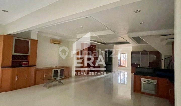 Sewa Rumah Kopyor 2 lantai.  Luas 199 m2. .Bebas banjir. sudah renovasi.