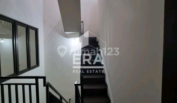 House for Rent on Kopyor Raya. Kelapa Gading. 2 floors. Land size 6x20. Flood-free. Close to Culinary Center. 2
