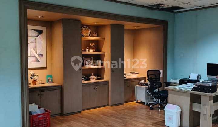 Di Sewakan Gedung Di Kebon Sirih. 3 Lantai.+ 1 Basement. Lt 886 . Siap.huni. Dapat Sewa Per Lantai