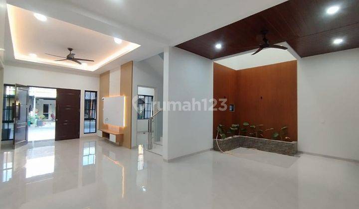 Rumah 3 Lantai Sudah Renovasi Semi Furnished 2