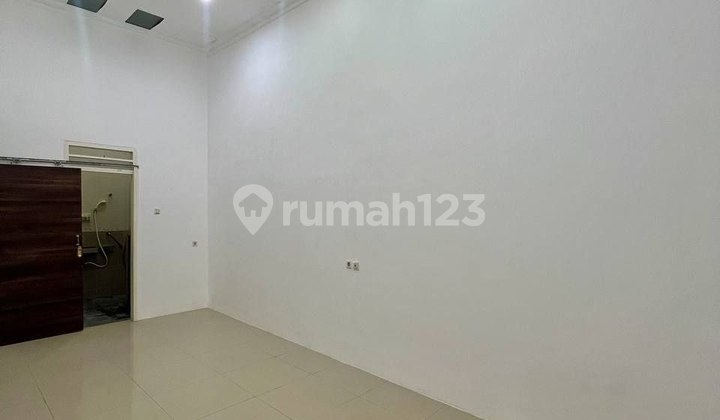 The house in Manyar Jaya is nicely renovated and close to the Untag Unair campus. 2