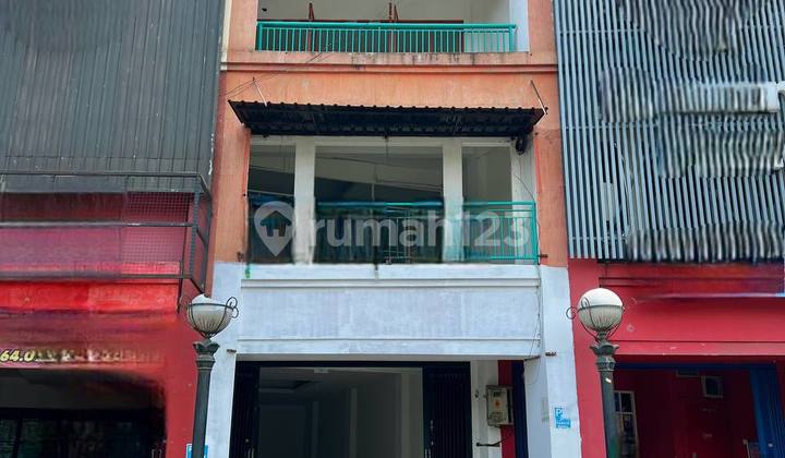 For Rent: 3-Story Shop House in Central Park Mulyosari 1