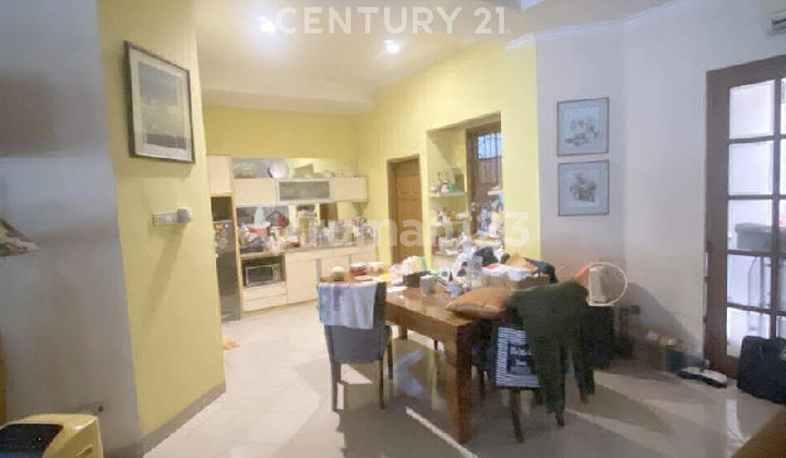 Hunian Luas dengan Taman yang Terawat Diciputat 2