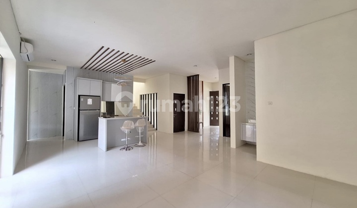 For Sale Quick 2-Story House Royal Residence in Excellent Condition 2