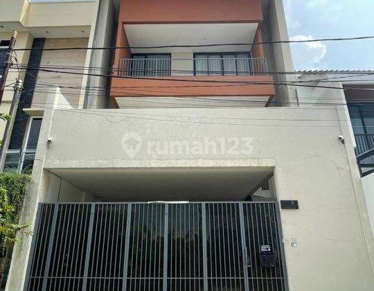 Rumah Mewah 4 Lantai Semi Furnished di Komplek Pulomas, Jaktim 1