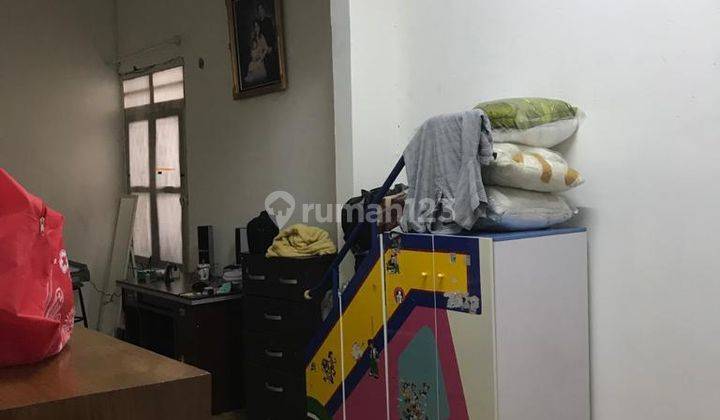 Dijual rumah tua di  pinggir menteng jakarta pusat.  2