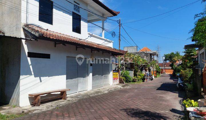 A house on Jalan Tunon Buduk Badung is suitable for use as a shophouse 2