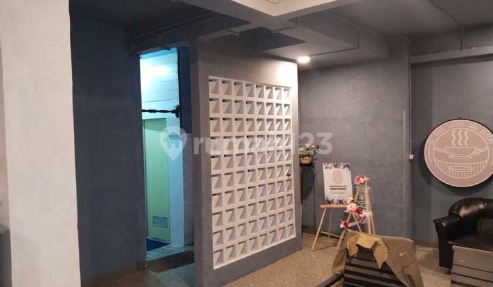 For Sale: 3.5-Story Attached Shop-House in Tambora Area. For Sale: 3.5-Story Attached Shop-House in Tambora Area.