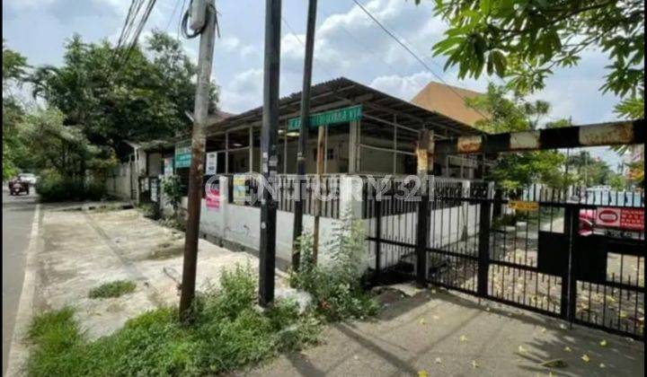 Di  Rumah Jalan Kayu Putih Utara 2