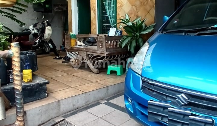 Two-story house, within a complex in Rempoa.