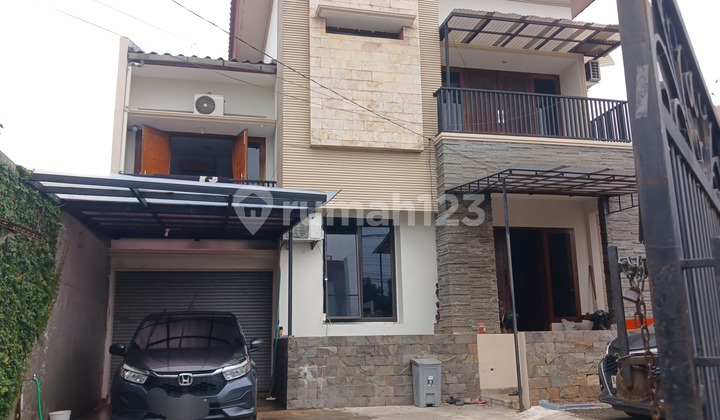 Rumah 2 lantai mezanine, bebas banjir, lokasi strategis di Rengas 2