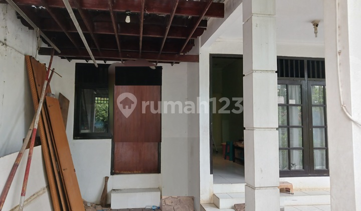 Rumah Lama siap huni dalam komplek yang asri dan nyaman Petukangan Pesanggrahan.