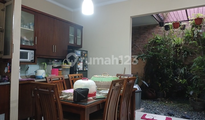 Comfortable 2-story house in a strategic location within the Pinang Tangerang cluster. 2