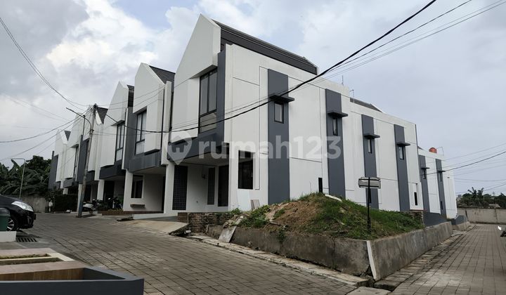 Dijual.rumah 2Lt, Cluster All In Free Biaya Jatimakmur Pondok Gede SHM