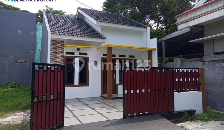 Affordable Ready-to-Occupy House, 78sqm Land, Hook, Near Access Road in East Bekasi.