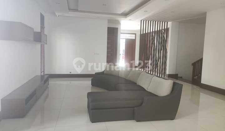 Swimming Pool Hook Fully Furnished 4+1 Bedrooms 3+1 Bathrooms 2-Car Garage 500m² Land Area 480m² Building Area Luxury 2