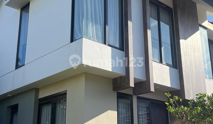 New 2-story Hook, 3 bedrooms, 2 bathrooms, 3 air conditioners, land area 105, building area 165.