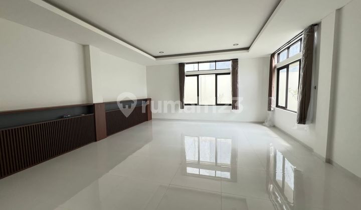 Luxury Kitchen Set Kt3+2 Km4+1 Warehouse1 Carport2 Lb400 Lt600 Spacious Garden