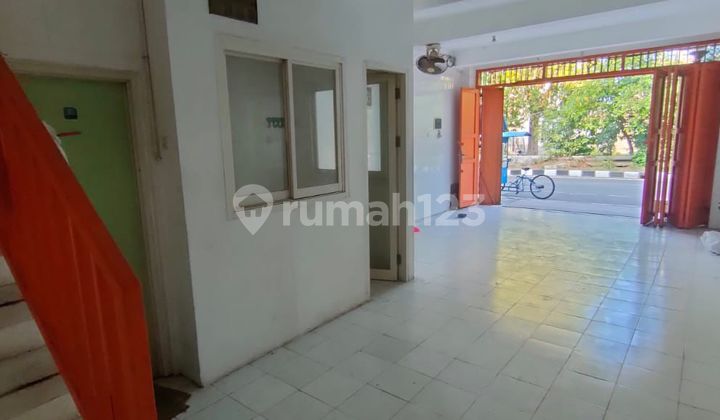 For Rent: 2.5-Story Shop House in Nyamplungan — High Business Potential