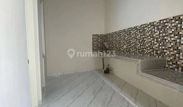 2Man Rumah 2lt di Raya Manyar Tirtomoyo lebar 7m 2