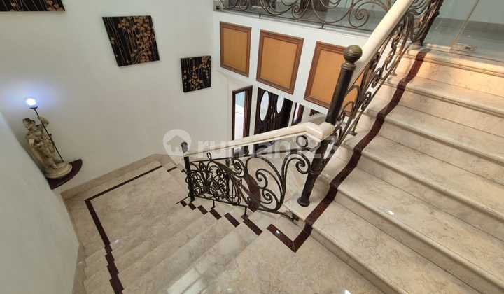 Rumah Mewah Hook 274 m² di Puri Indah - 4+1 Kamar, Desain Elegan & Lokasi Bergengsi