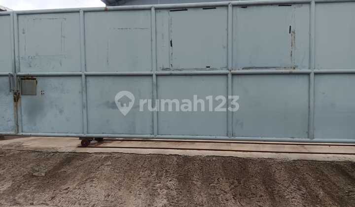 *New Warehouse for Rent.*Located in the Bayur Industrial Area, Oppo Factory, Tangerang City.*Land Area: 2,500 sqm*Building Area: 1,200 sqm*Electricity: 33,000 Watts*Price: IDR 55,000/sqm/month*Thank You.*