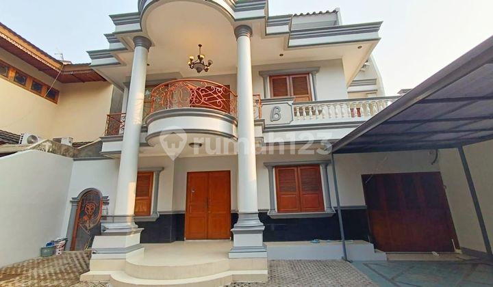 Rumah di Kebayoran Baru Jakarta Selatan SHM 3 Lantai Bagus, Utara