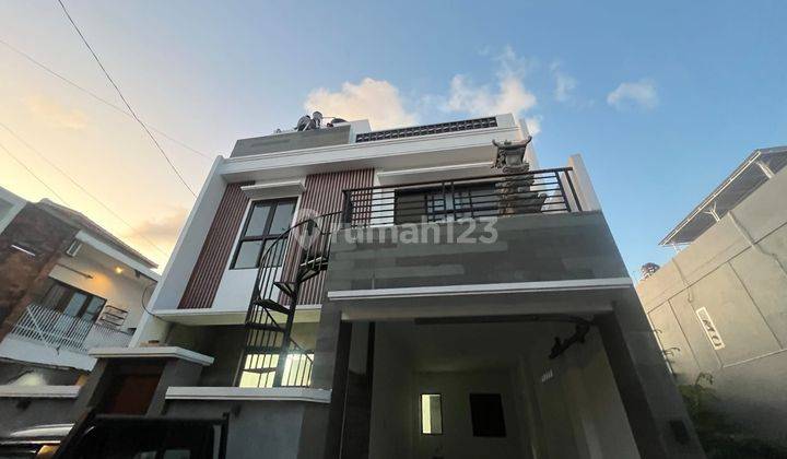 Dijual Rumah 3 Lantai Modern Minimalis di Sidakarya  1