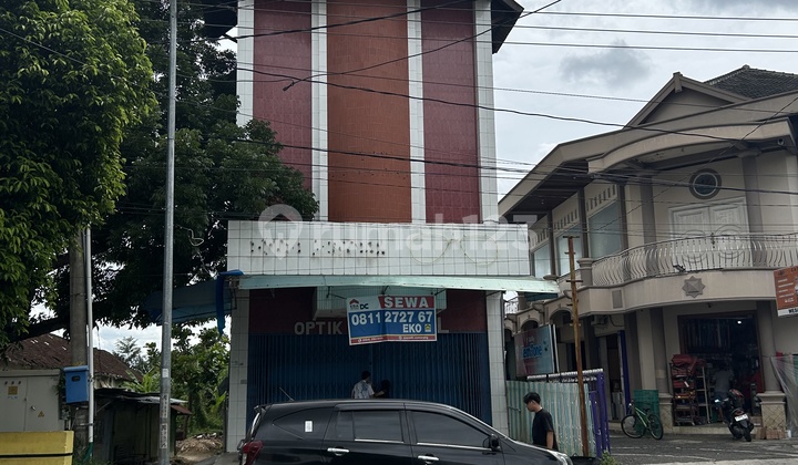 For Rent 3-Storey Shop House Strategically Located by Main Road Blora City 2