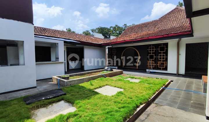 For Sale House / Commercial Space on Mainroad Dr Cipto Paskal Bandung For Sale House / Commercial Space on Mainroad Dr Cipto Paskal Bandung