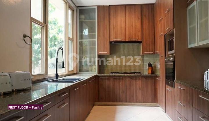 Rumah 4 lantai area senopati siap huni  2