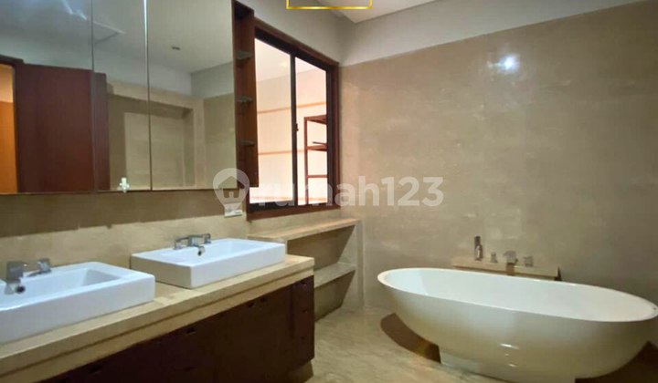 Rumah Mewah  Lokasi Tenang Dekat Stasiun MRT 2