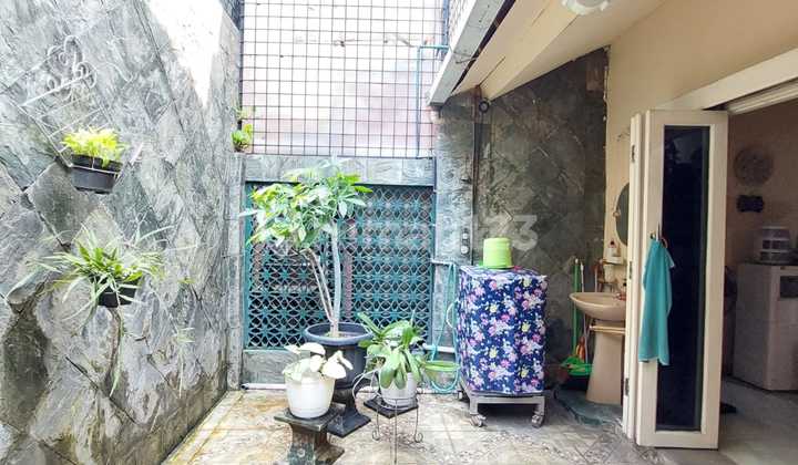 kawasan ramai cafe klinik pet shop kursus anak dan ruko di jalan strategis bintaro jaya sektor 9